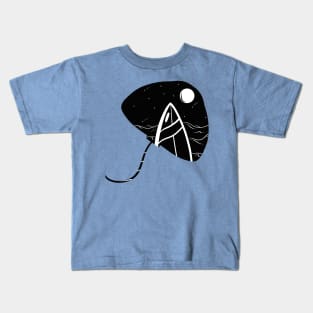 Cool Stingray Silhouette - Surfboard in the Ocean Kids T-Shirt